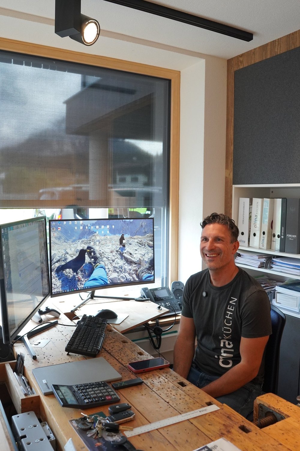 Christian Mölg, persönlicher Küchenplaner bei olina Kirchbichl, an seinem Arbeitsplatz
