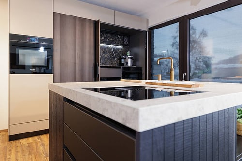 Moderne Küche mit dunklen Holzschränken und heller Arbeitsplatte