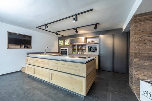 Moderne Küche mit Holzinsel und dunklen Schränken