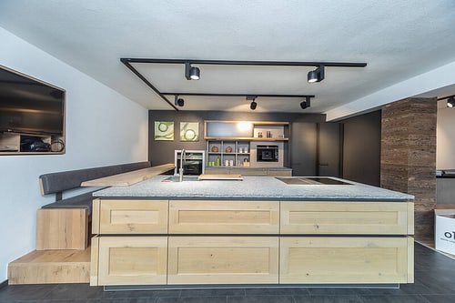 Moderne Holzküche mit Kochinsel, Spüle und Herdplatte