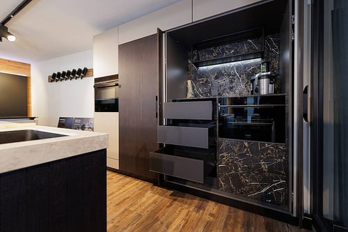 Moderne Küche mit dunklen Holzschränken und Marmor
